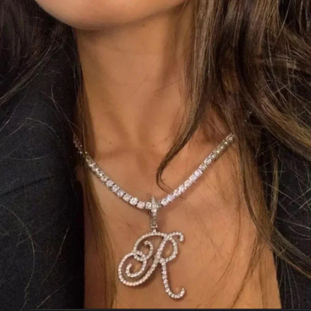 Collier ras de cou avec pendentif initiale et strass r