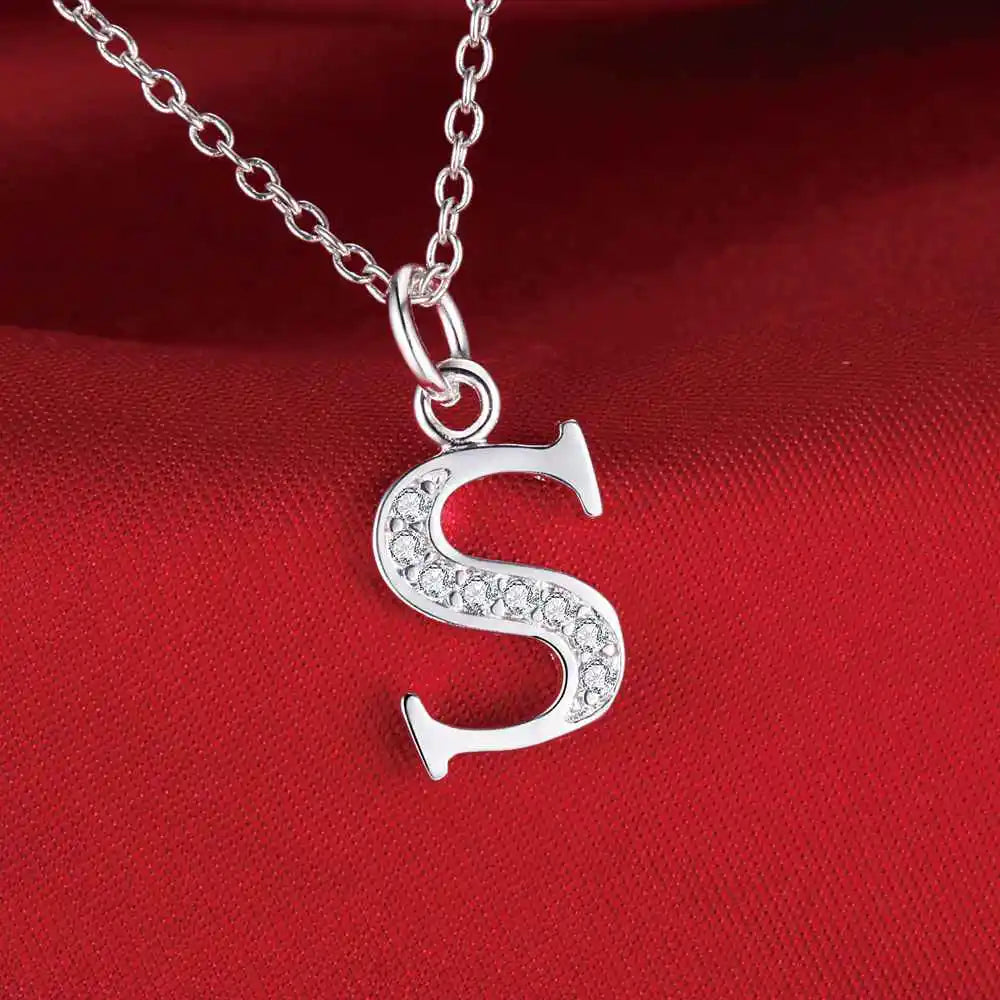 Collier long avec pendentif initiale  s