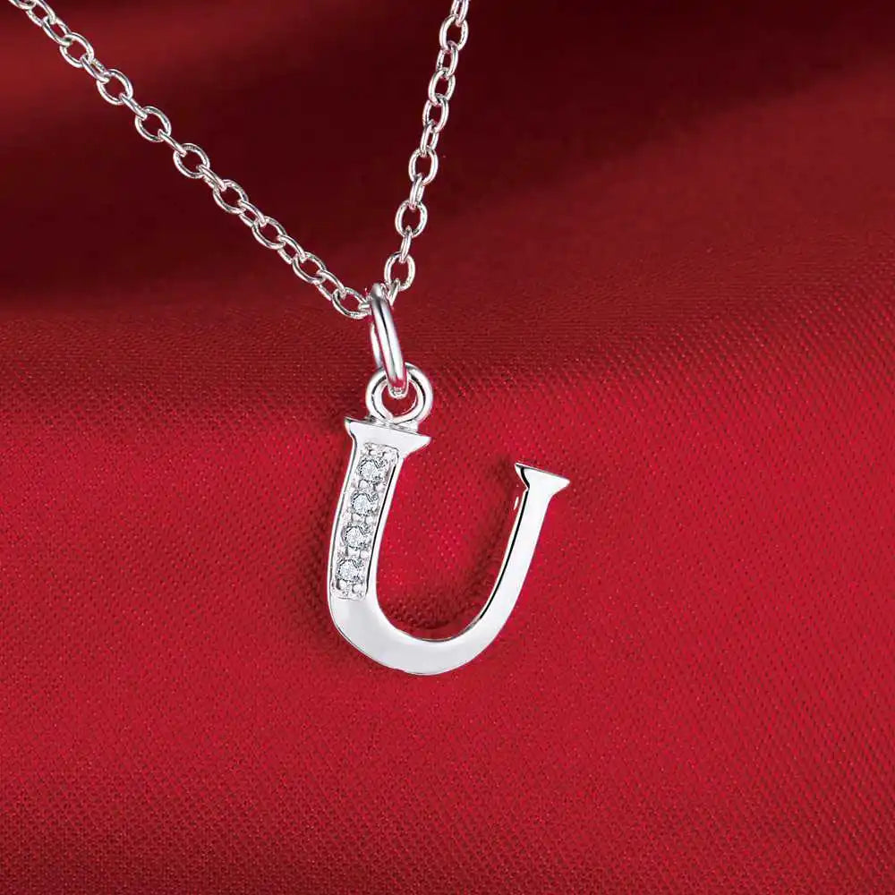 Collier long avec pendentif initiale u