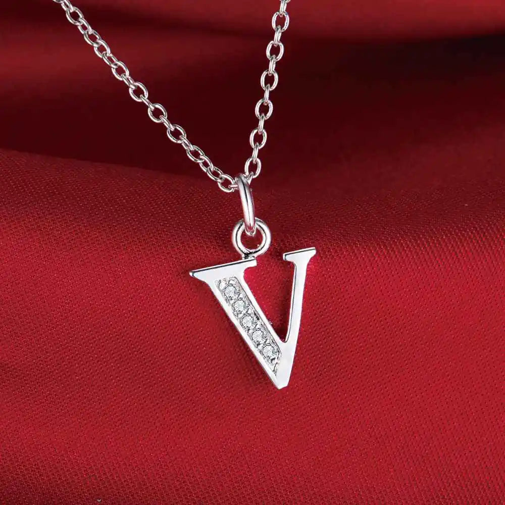 Collier long avec pendentif initiale  v