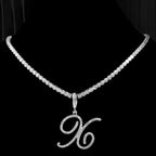 Collier ras de cou avec pendentif initiale et strass x