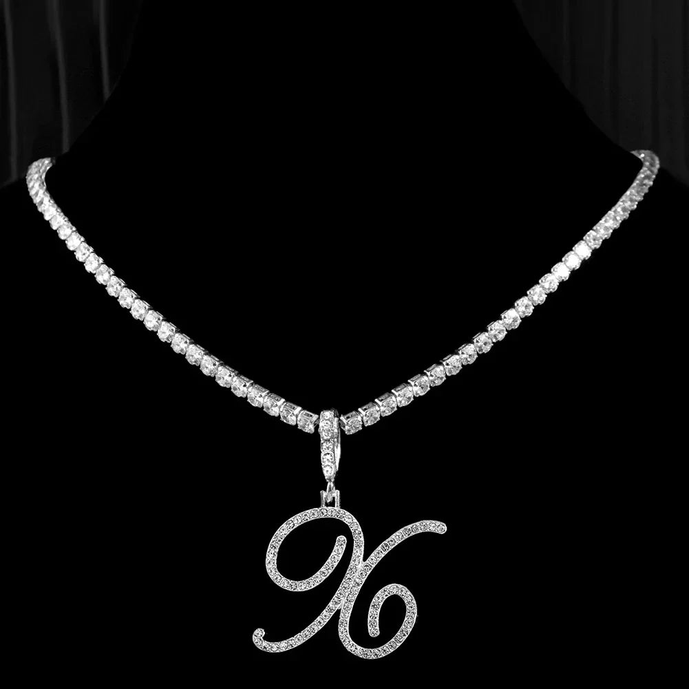 Collier ras de cou avec pendentif initiale et strass x