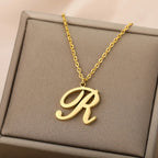 Collier avec pendentif initiale pour femme