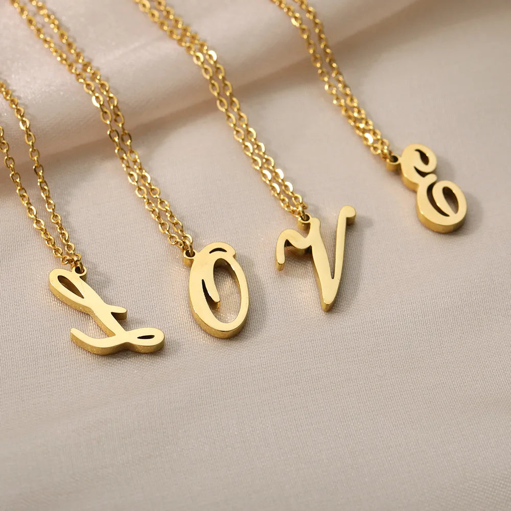 Collier avec pendentif initiale pour femme