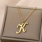 Collier avec pendentif initiale pour femme k