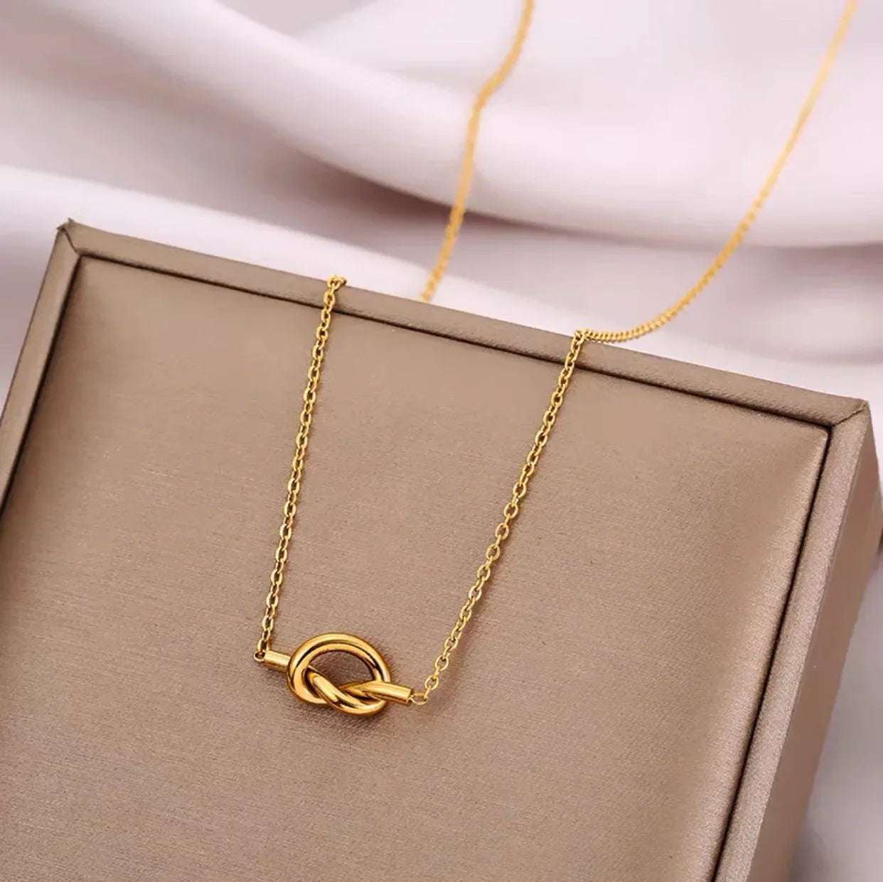 Collier avec pendentif noeud pour femme