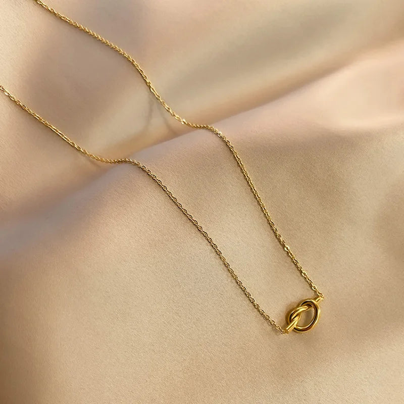 Collier avec pendentif noeud pour femme