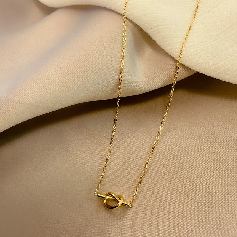 Collier avec pendentif noeud pour femme