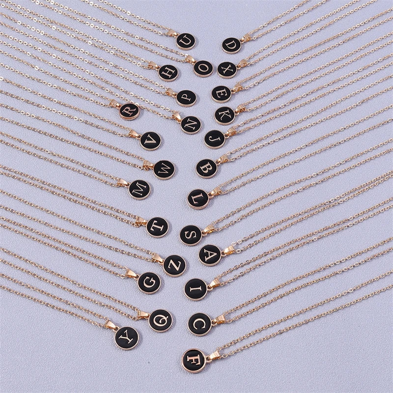 Collier avec pendentif coloré initiale