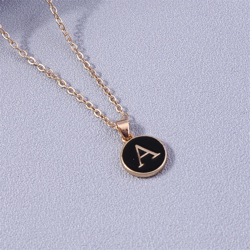 Collier avec pendentif coloré initiale a