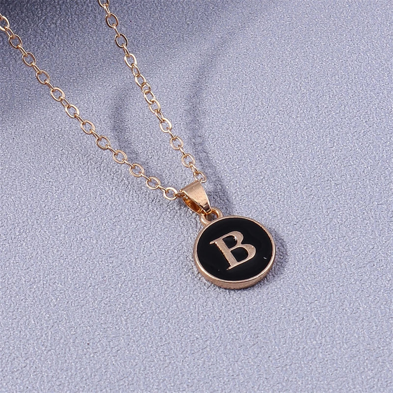 Collier avec pendentif coloré initiale b