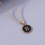 Collier avec pendentif coloré initiale b