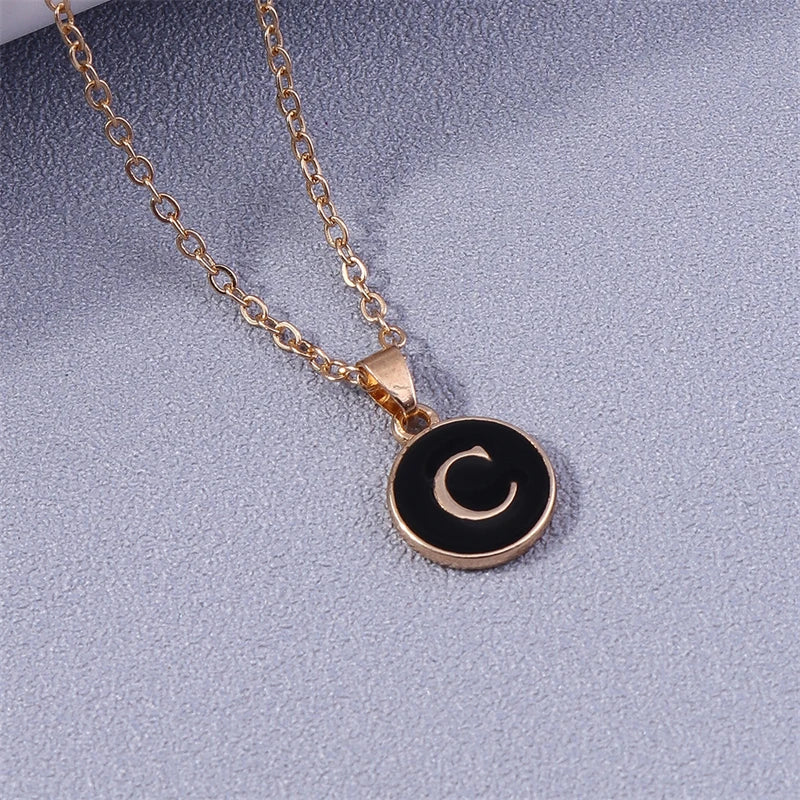 Collier avec pendentif coloré initiale c