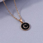 Collier avec pendentif coloré initiale c