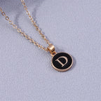Collier avec pendentif coloré initiale d
