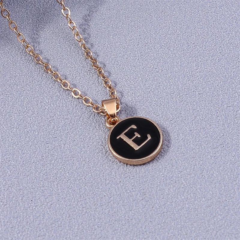 Collier avec pendentif coloré initiale e