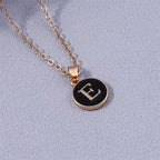 Collier avec pendentif coloré initiale e