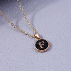 Collier avec pendentif coloré initiale f