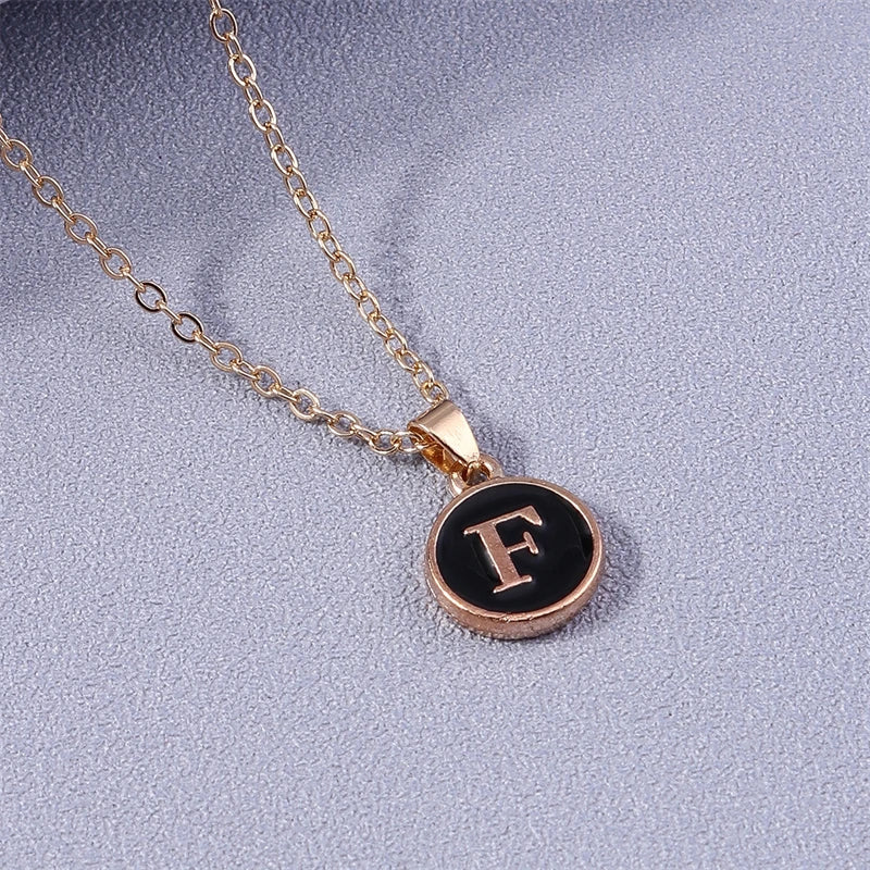 Collier avec pendentif coloré initiale f