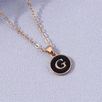 Collier avec pendentif coloré initiale g