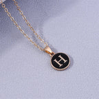 Collier avec pendentif coloré initiale h