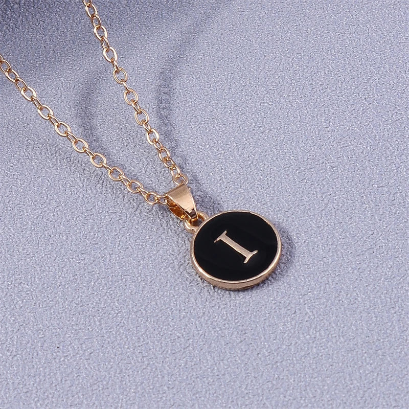 Collier avec pendentif coloré initiale i