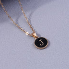 Collier avec pendentif coloré initiale j
