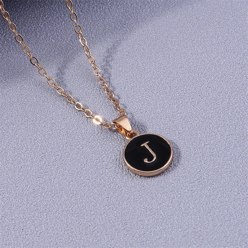 Collier avec pendentif coloré initiale j