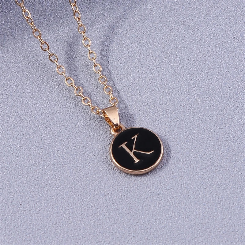 Collier avec pendentif coloré initiale k