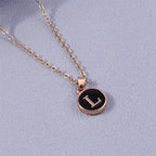 Collier avec pendentif coloré initiale l