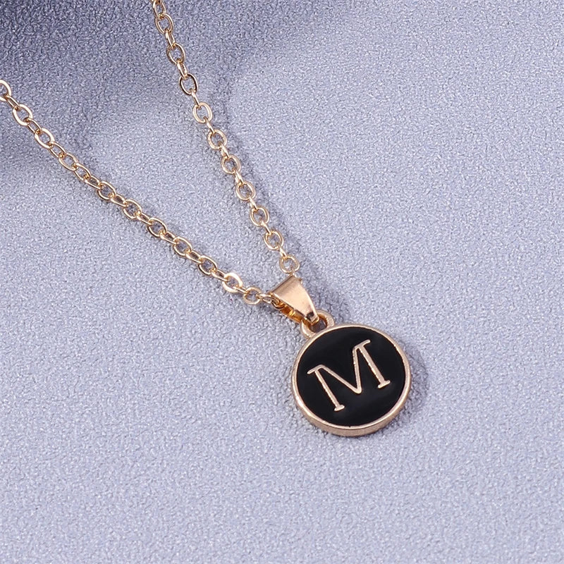 Collier avec pendentif coloré initiale m