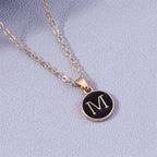 Collier avec pendentif coloré initiale m