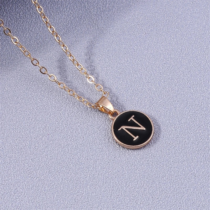 Collier avec pendentif coloré initiale n