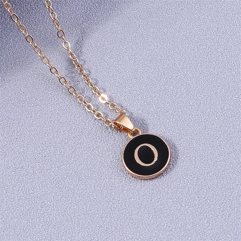 Collier avec pendentif coloré initiale o