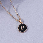 Collier avec pendentif coloré initiale p