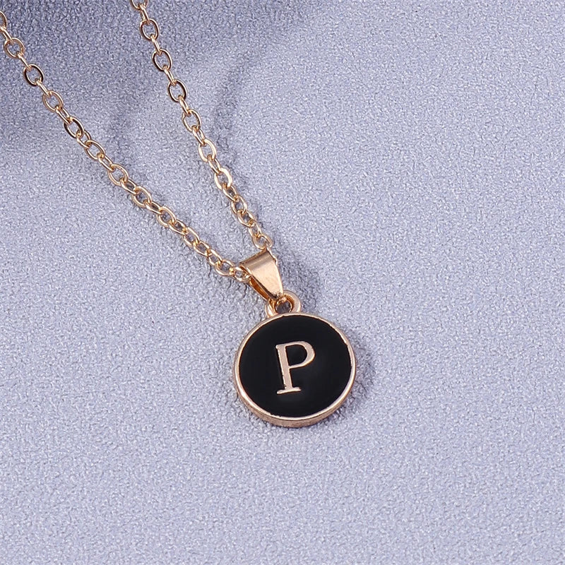 Collier avec pendentif coloré initiale p