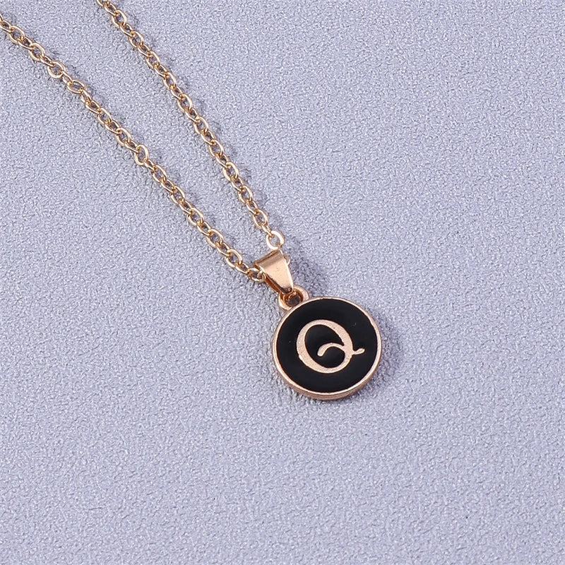 Collier avec pendentif coloré initiale q