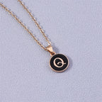 Collier avec pendentif coloré initiale q