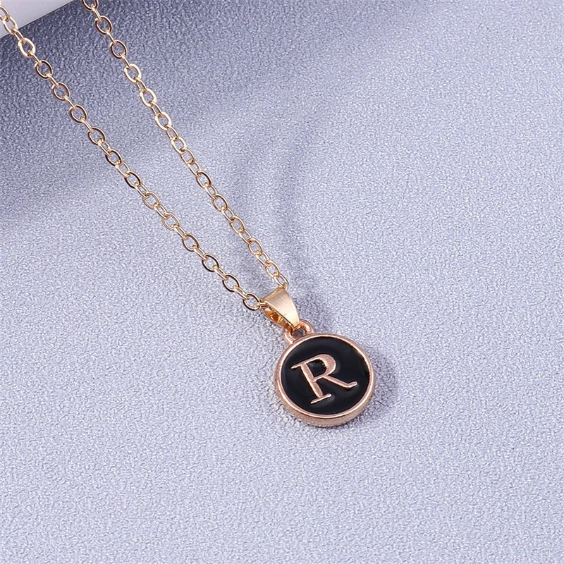 Collier avec pendentif coloré initiale r