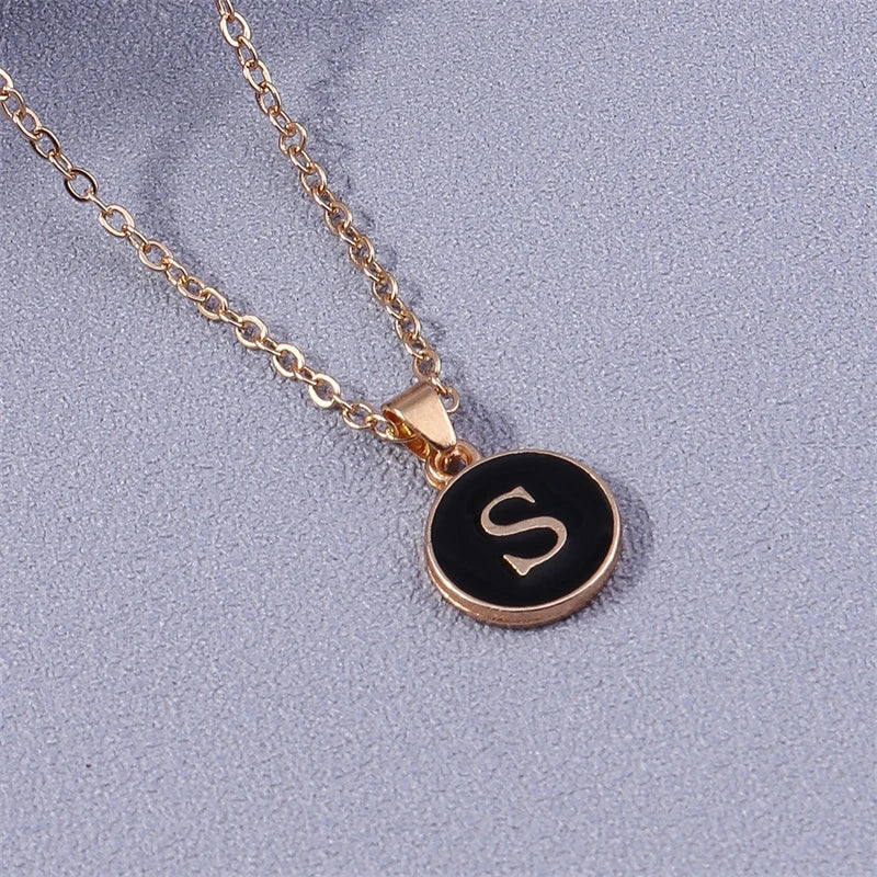 Collier avec pendentif coloré initiale s