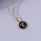 Collier avec pendentif coloré initiale t