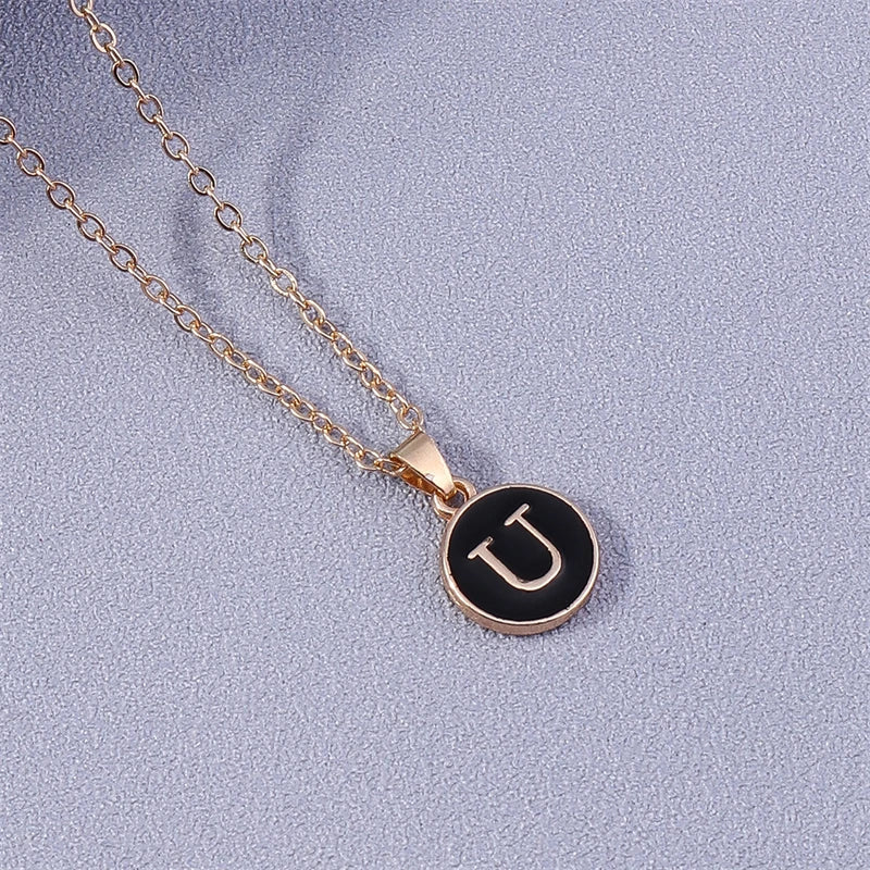 Collier avec pendentif coloré initiale u