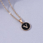 Collier avec pendentif coloré initiale v