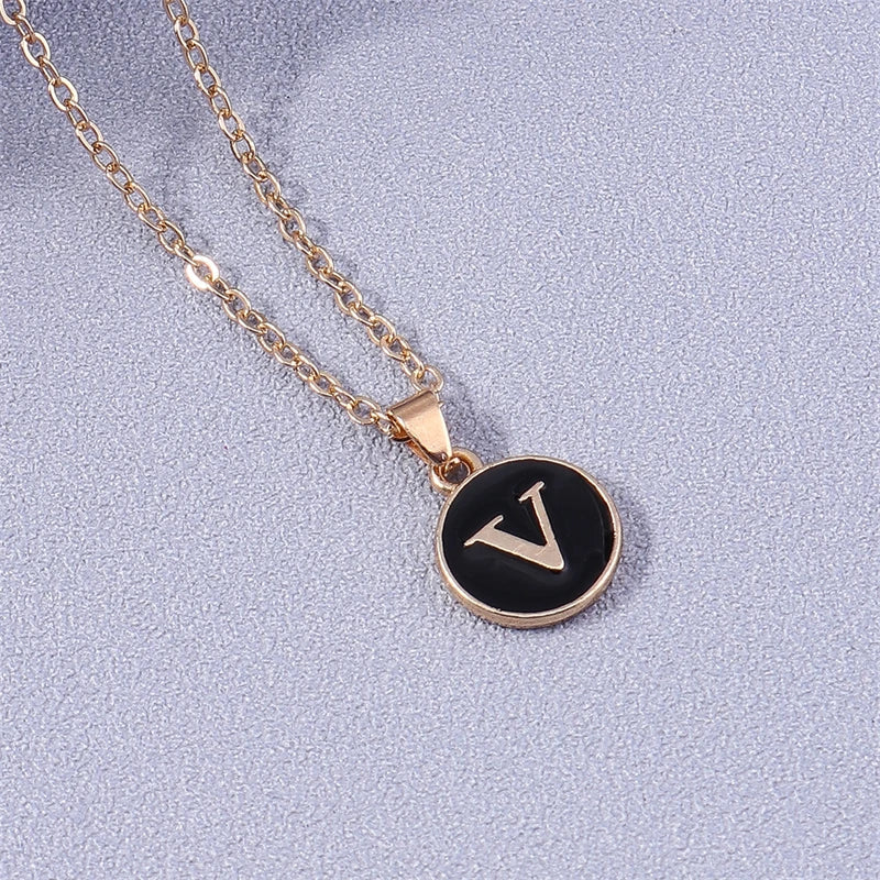 Collier avec pendentif coloré initiale v