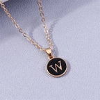Collier avec pendentif coloré initiale w