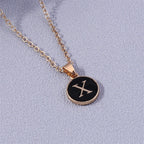 Collier avec pendentif coloré initiale x