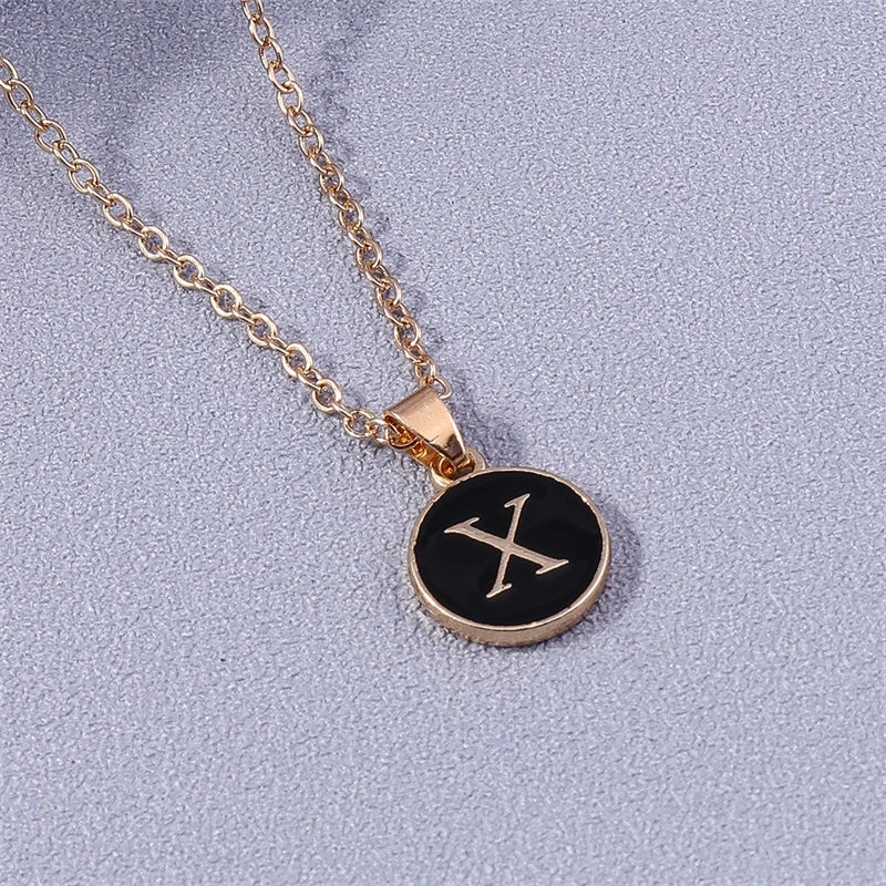 Collier avec pendentif coloré initiale x