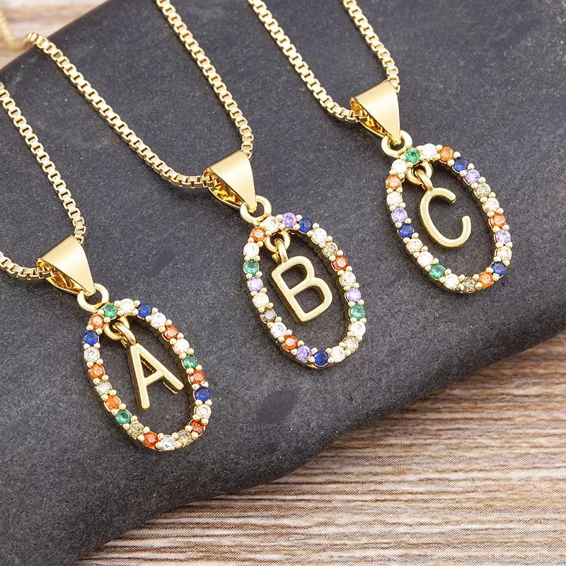 Collier avec pendentif ovale initiale