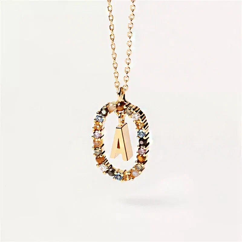 Collier avec pendentif ovale initiale a
