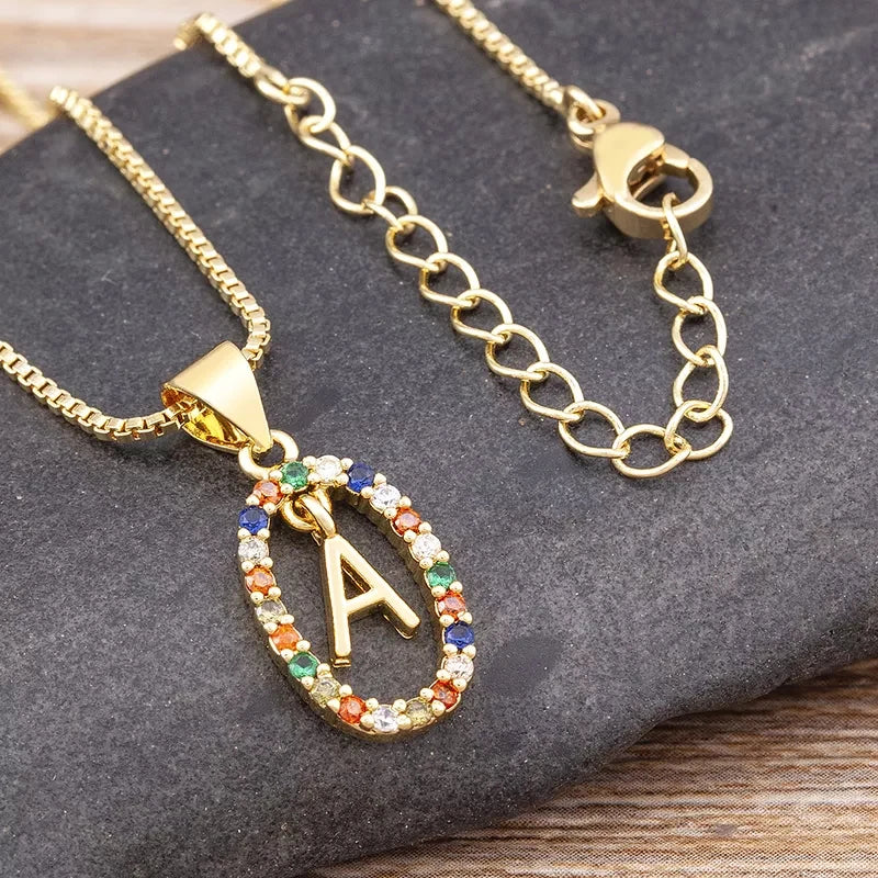 Collier avec pendentif ovale initiale